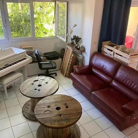 Maison Des Pins Проживание в семье