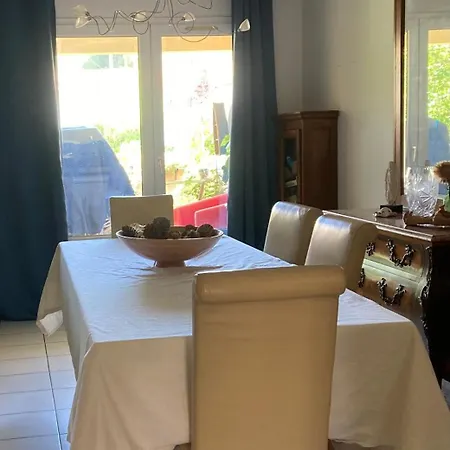 Проживание в семье Maison Des Pins *